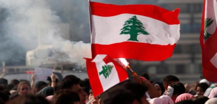 متظاهرون لبنانيون ينظمون وقفة احتجاجية أمام مقر إقامة الحريري