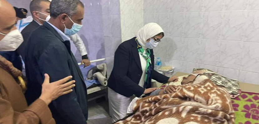 بالصور .. وزيرة الصحة تطمئن على الحالة الصحية لمصابي حادث قطاري سوهاج بمستشفى طهطا العام