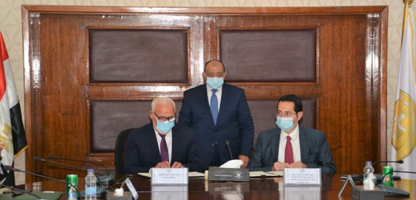 بالصور … وزير التنمية المحلية يشهد توقيع ملحق للعقد بين الإسماعيلية وبورسعيد مع إحدى شركات الإستثمار