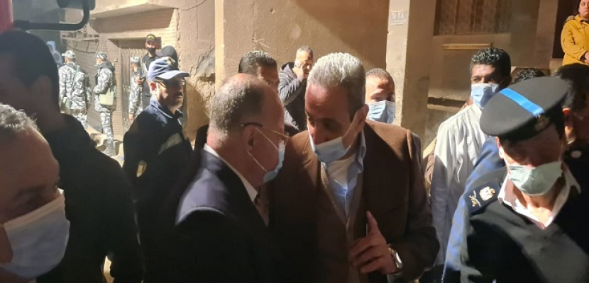 بالصور.. محافظ القاهرة يشرف على عمليات إنقاذ القاطنين بالعقار المنهار بالسلام