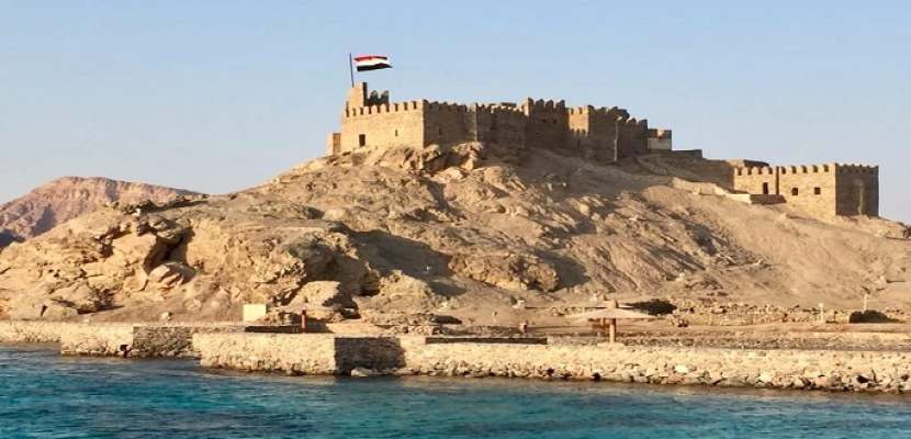 إضاءة قلعة صلاح الدين بجزيرة فرعون احتفالا بالذكرى الـ32 لاسترداد طابا