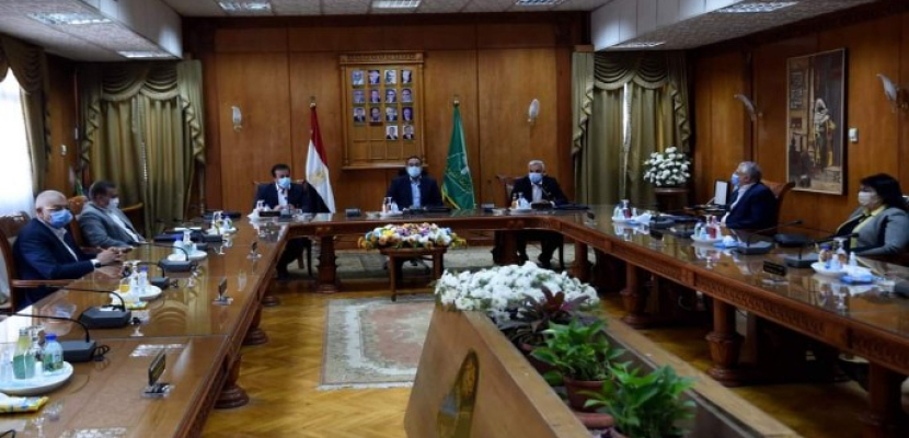 بالصور .. رئيس الوزراء يلتقى أعضاء مجلس جامعة المنوفية خلال زيارته للمحافظة
