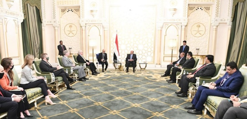 خلال لقائه جريفيث.. الرئيس اليمني: سنتعاطي بإيجابية مع أي مبادرات وجهود لإحلال السلام في اليمن