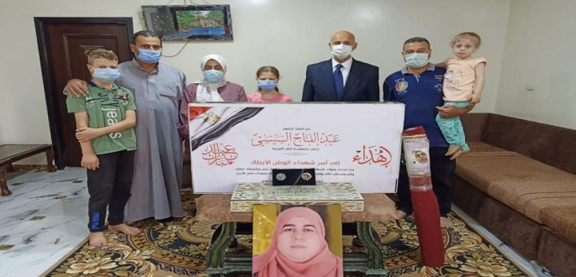 بالصور.. الصحة تقدم هدايا الرئيس السيسي لشهداء الأطقم الطبية بمناسبة عيد الفطر