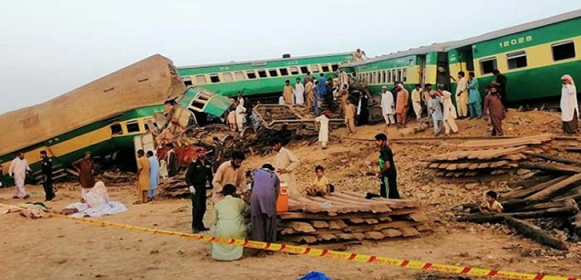 بالصور.. ارتفاع حصيلة ضحايا تصادم قطارين في باكستان إلى 137 قتيلا ومصابا