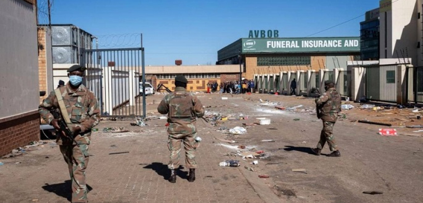 اضطرابات جنوب افريقيا تتواصل لليوم السابع .. والضحايا يترفعون إلى 72 قتيلًا