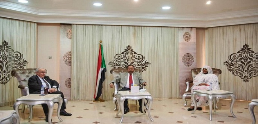 رئيس الوزراء السوداني يبحث مع وزير خارجية الجزائر العلاقات الثنائية وقضايا المنطقة