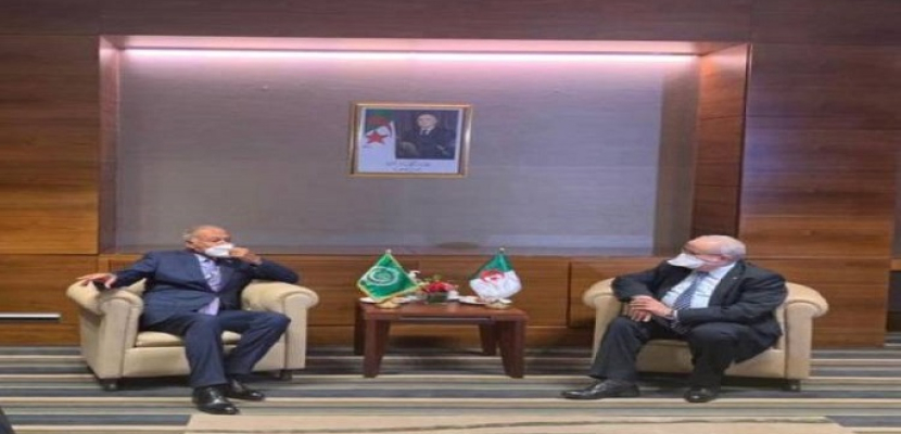 أبو الغيط يبحث مع وزير خارجية الجزائر تطورات الوضع في ليبيا