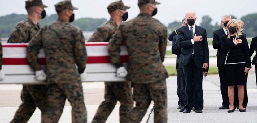 الرئيس الأمريكي يستقبل جثامين الجنود الذين قتلوا في أفغانستان