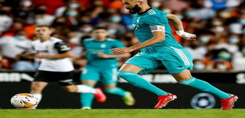 بنزيما يقود ريال مدريد لفوز قاتل على فالنسيا واقتناص صدارة الدوري الإسباني