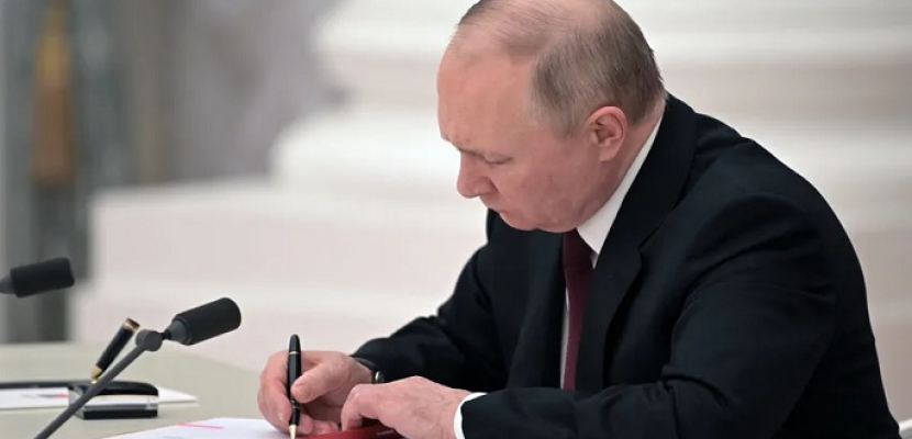 بوتين يوقع مرسوما باستمرار عمل الحكومة لحين تشكيل حكومة جديدة