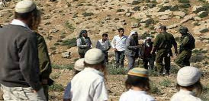 المُستوطنون الإسرائيليون يواصلون عدوانهم على قرى رام الله بحماية جيش الاحتلال
