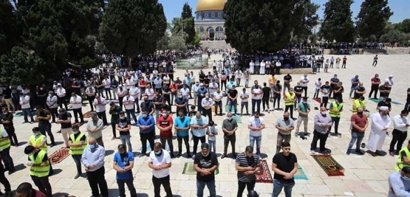 بأعداد استثنائية.. الفلسطينيون يؤدون صلاة “الجمعة الثالثة” من رمضان بالأقصى رغم قيود الاحتلال