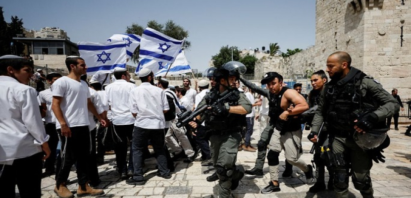 مُستوطنون يقتحمون باحات المسجد الأقصى بحماية الاحتلال الإسرائيلي