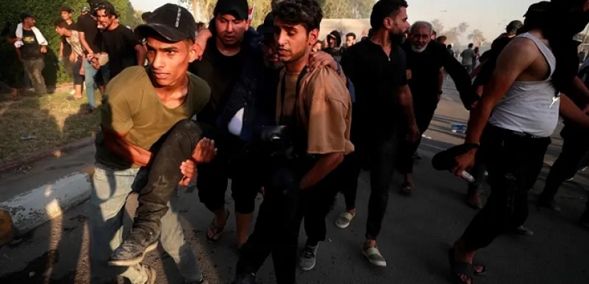 قتلى وجرحى في اشتباكات بين أنصار الصدر والحشد ببغداد.. وإعلان حظر تجول شامل في العراق