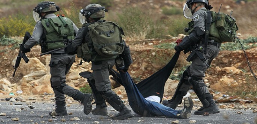 الاحتلال الإسرائيلي يعتقل 10 فلسطينيين من مناطق مُتفرقة بالضفة الغربية المُحتلة