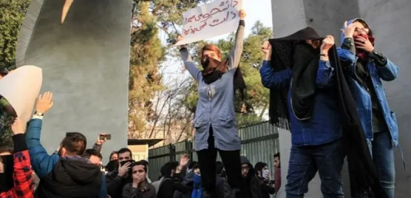 تضامناً مع الاحتجاجات .. إضراب آلاف المعلمين واشتباكات مع طلاب جامعة في طهران