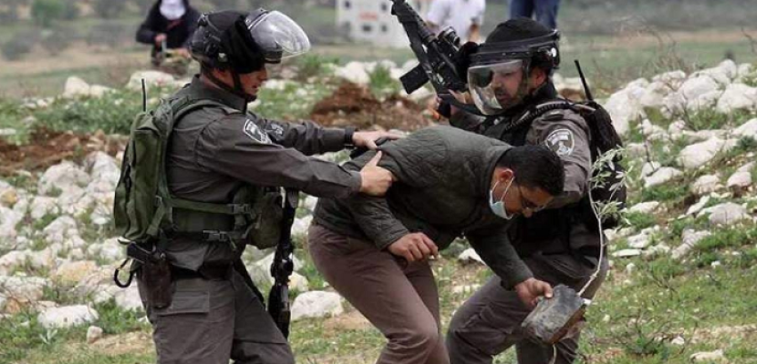 الاحتلال يعتقل 8 فلسطينيين.. وقوة “خاصة” تختطف أسيرين مُحررين من أطراف رام الله