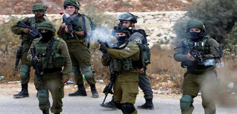 الاحتلال الإسرائيلي يعتقل شابا فلسطينيًا ومستوطنون يعتدون على قرى “رام الله”