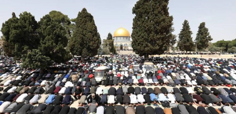 رغم قيود الاحتلال.. 100 ألف فلسطيني يؤدون صلاة الجمعة الأولى من رمضان في المسجد الأقصى