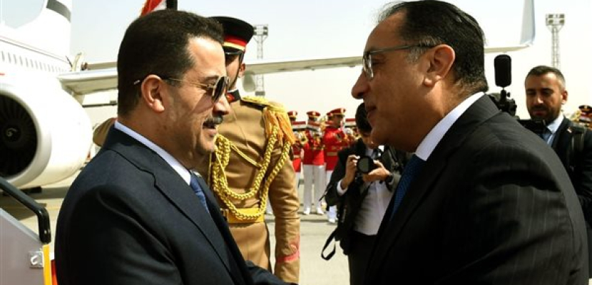 رئيس الوزراء يستقبل رئيس الوزراء العراقي بمطار القاهرة