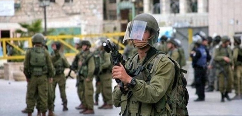الاحتلال الإسرائيلي يعتقل 5 فلسطينيين من مناطق مُتفرقة بالضفة الغربية