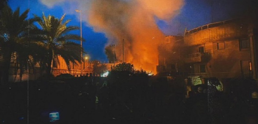 بعد سماح السويد بمظاهرة أمام السفارة العراقية ..متظاهرون يضرمون النار في سفارة السويد ببغداد