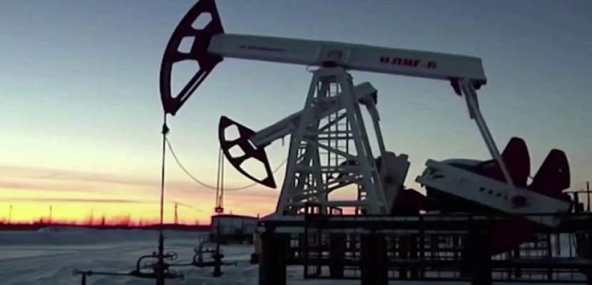 النفط يرتفع بعد هبوط مفاجئ لمخزونات الخام الأمريكية