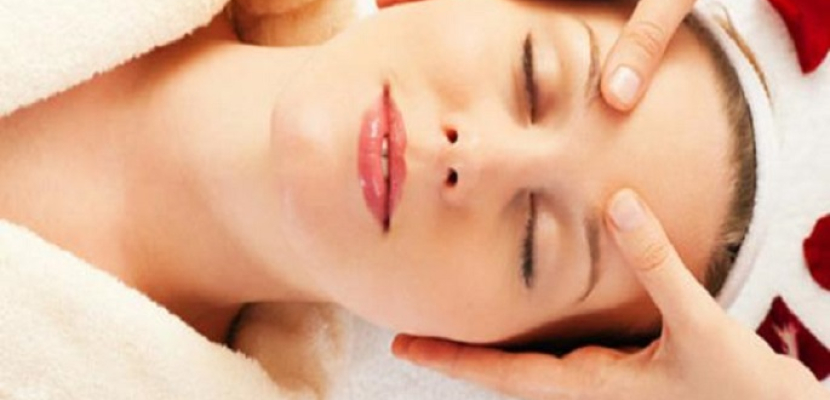 فوائد تدليك الوجه 15 دقيقة قبل النوم.. يخفف الألم ويقلل التجاعيد