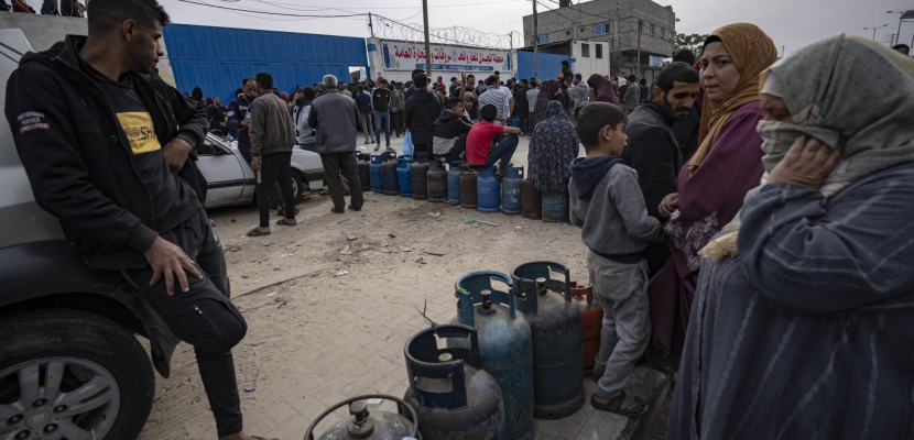 الشرق الأوسط : الغزيون ينتظرون ساعات للحصول على الماء والوقود