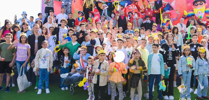 الرئيس السيسي يتوسط صورة تذكارية مع أبناء الشهداء في احتفالية عيد الفطر