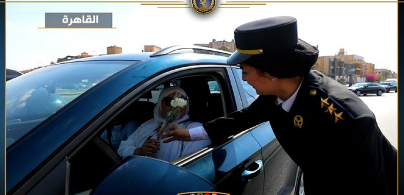 بالفيديو والصور.. رجال الشرطة يواصلون مشاركة المواطنين الاحتفال بعيد الفطر المبارك وتوزيع الهدايا عليهم