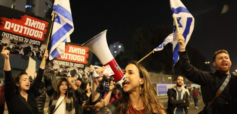 أهالي الأسرى الإسرائيليين يتظاهرون في “تل أبيب” ويتهمون نتنياهو بمنع صفقة من أجل أهداف سياسية