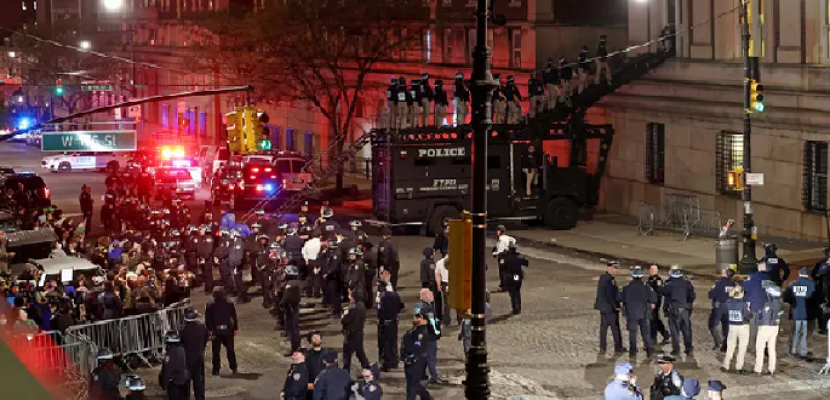 بسبب التظاهرات المؤيدة للفلسطينيين .. شرطة نيويورك تقتحم جامعة كولومبيا وتعتقل عشرات الطلاب