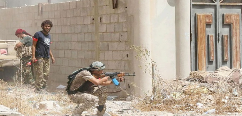 اندلاع اشتباكات عنيفة بين مجموعات مسلحة بمدينة الزاوية غرب العاصمة الليبيبة طرابلس