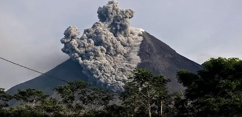 بركان إيبو يثور على نحو هائل ويطلق سحابة من الرماد