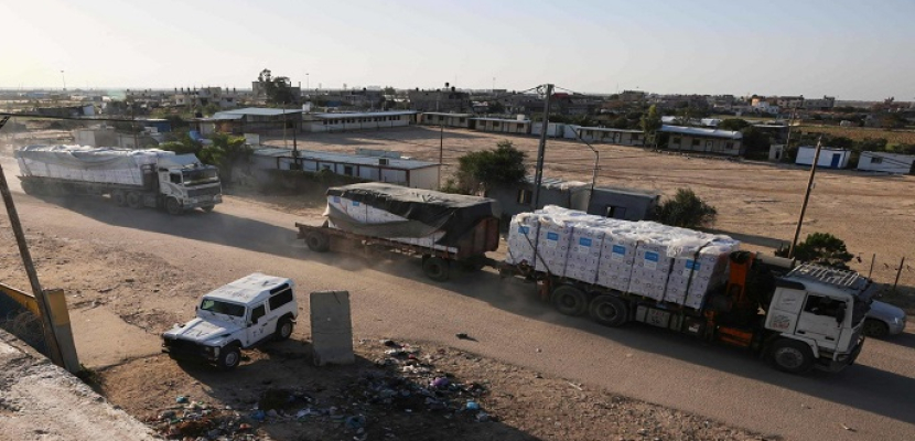 غارة إسرائيلية قرب شاحنات مساعدات تنتظر التحرك إلى ميناء غزة العائم