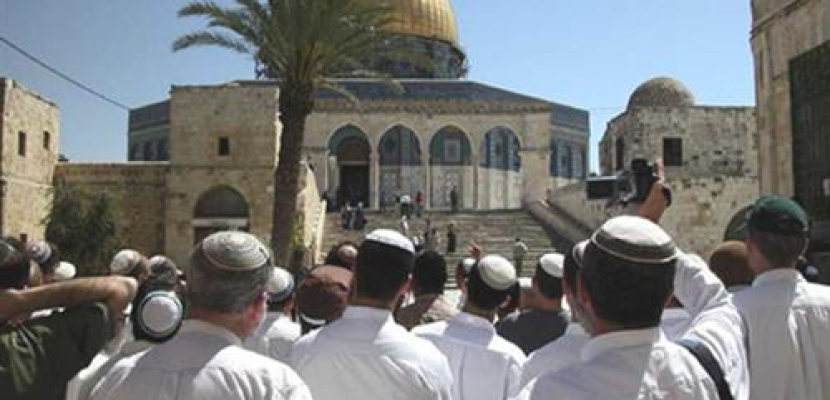 مستوطنون يهود يقتحمون المسجد الأقصى وسط حماية الشرطة الإسرائيلية