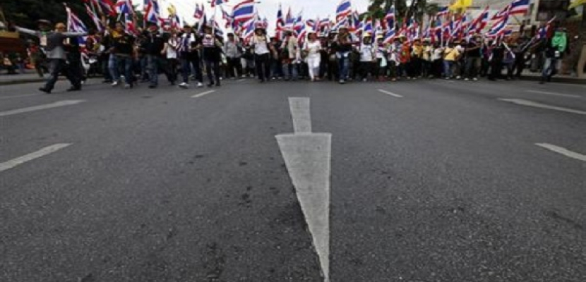 محتجون مناهضون لحكومة تايلاند يتظاهرون أمام الداخلية