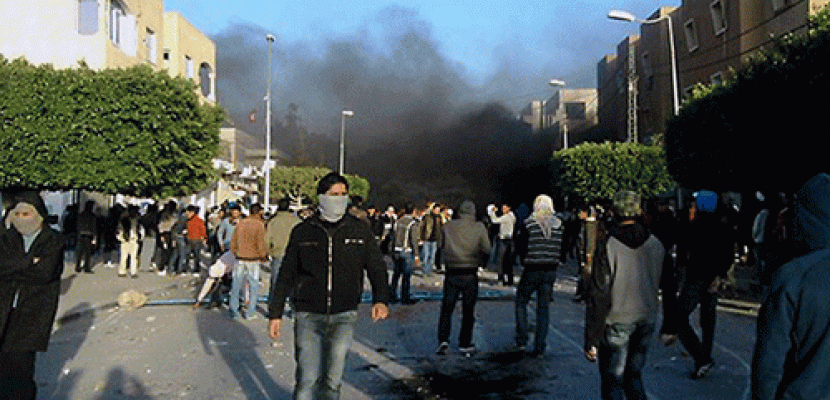 متظاهرون يحرقون مقر حركة النهضة بتونس