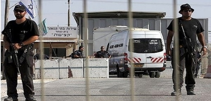 إسرائيل تقتحم سجن عسقلان وتقطع الخدمات عن الأسرى