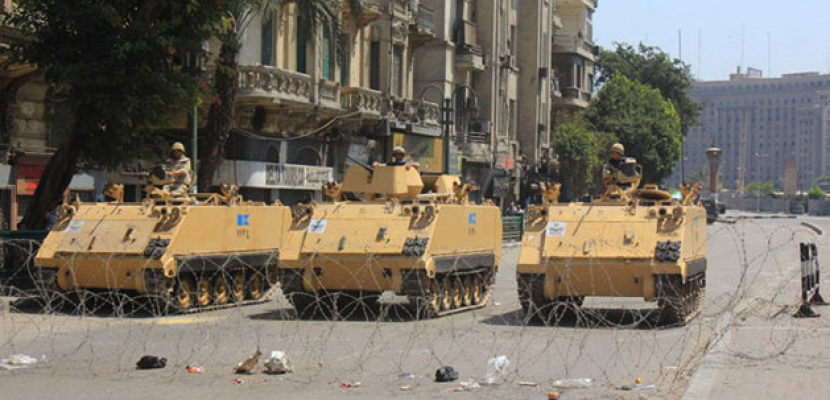 قوات الجيش والشرطة تغلق التحرير