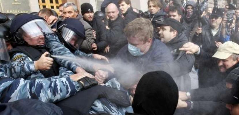 الشرطة الأوكرانية تشتبك مع عشرات الآلاف من المتظاهرين في كييف