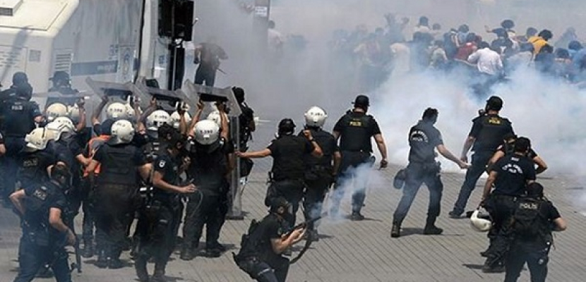 الشرطة التركية تستخدم الغاز لتفريق محتجين في ذكرى مظاهرات تقسيم