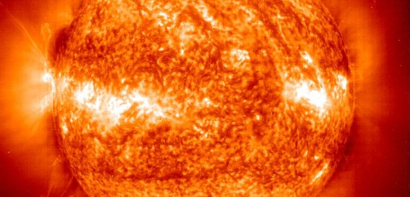 العلماء يراقبون اليوم مسار مذنب كبير يقترب بشكل غير طبيعي من الشمس
