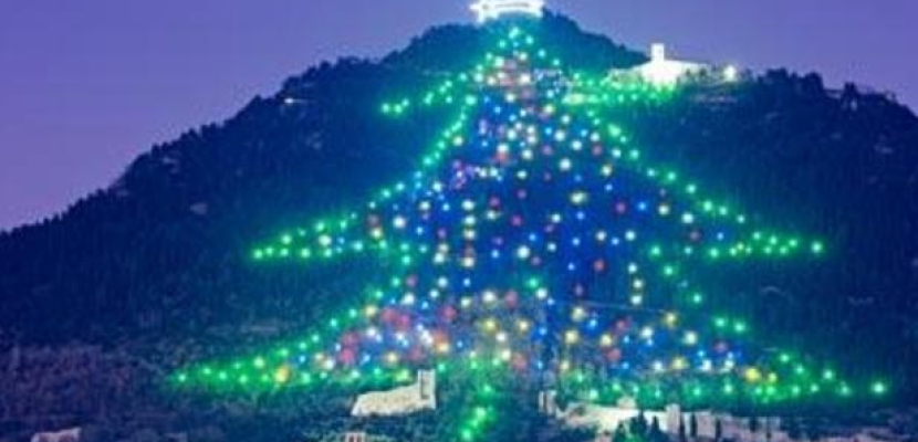 أكبر شجرة ميلاد في العالم .. في بلدة جوبيو الإيطالية