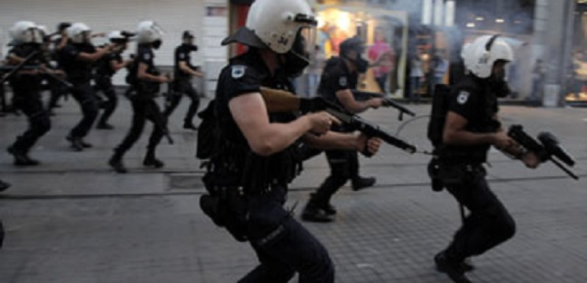 اعتقال 10 أشخاص من أعضاء “حركة الشباب الثورى” فى إسطنبول