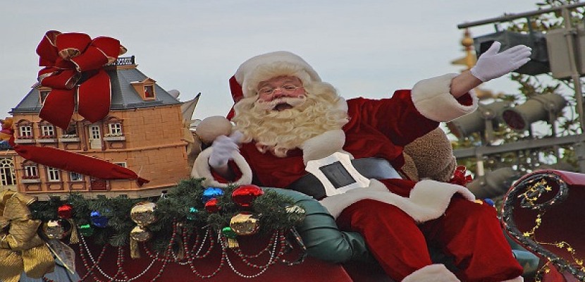 سكان نيويورك يتنكرون بزى بابا نويل خلال فعاليات مهرجان “سانتاكون”