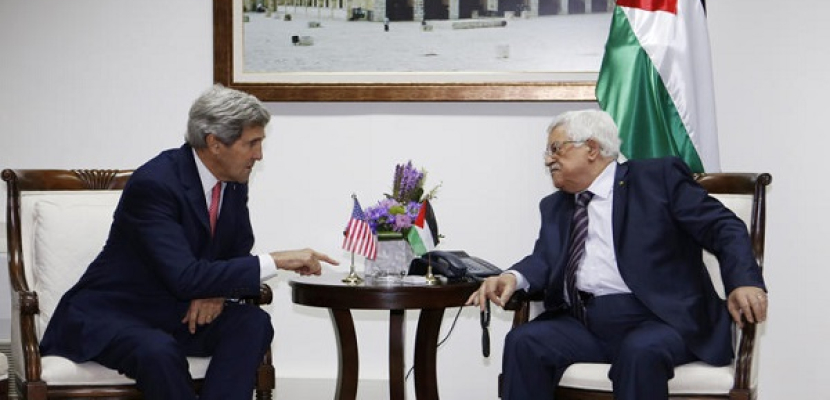 عباس يجتمع مع وزير الخارجية الأمريكي بعد لقائه أوباما