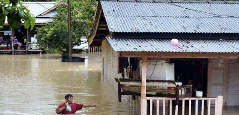 الفيضانات تجبر آلاف الماليزيين على النزوح من منازلهم
